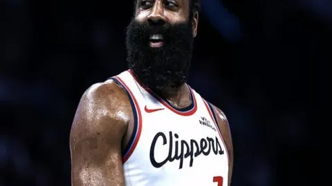 曼联客场对阵阿斯顿维拉：豪华阵容亮相！谢什科、乌加特、多古领队首发，林德洛夫回归挑战前东家！